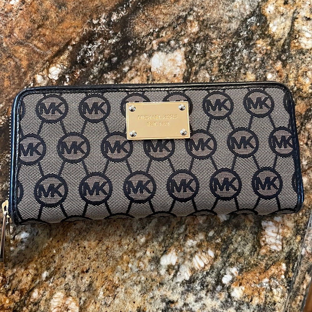 Michael kors zip wallet